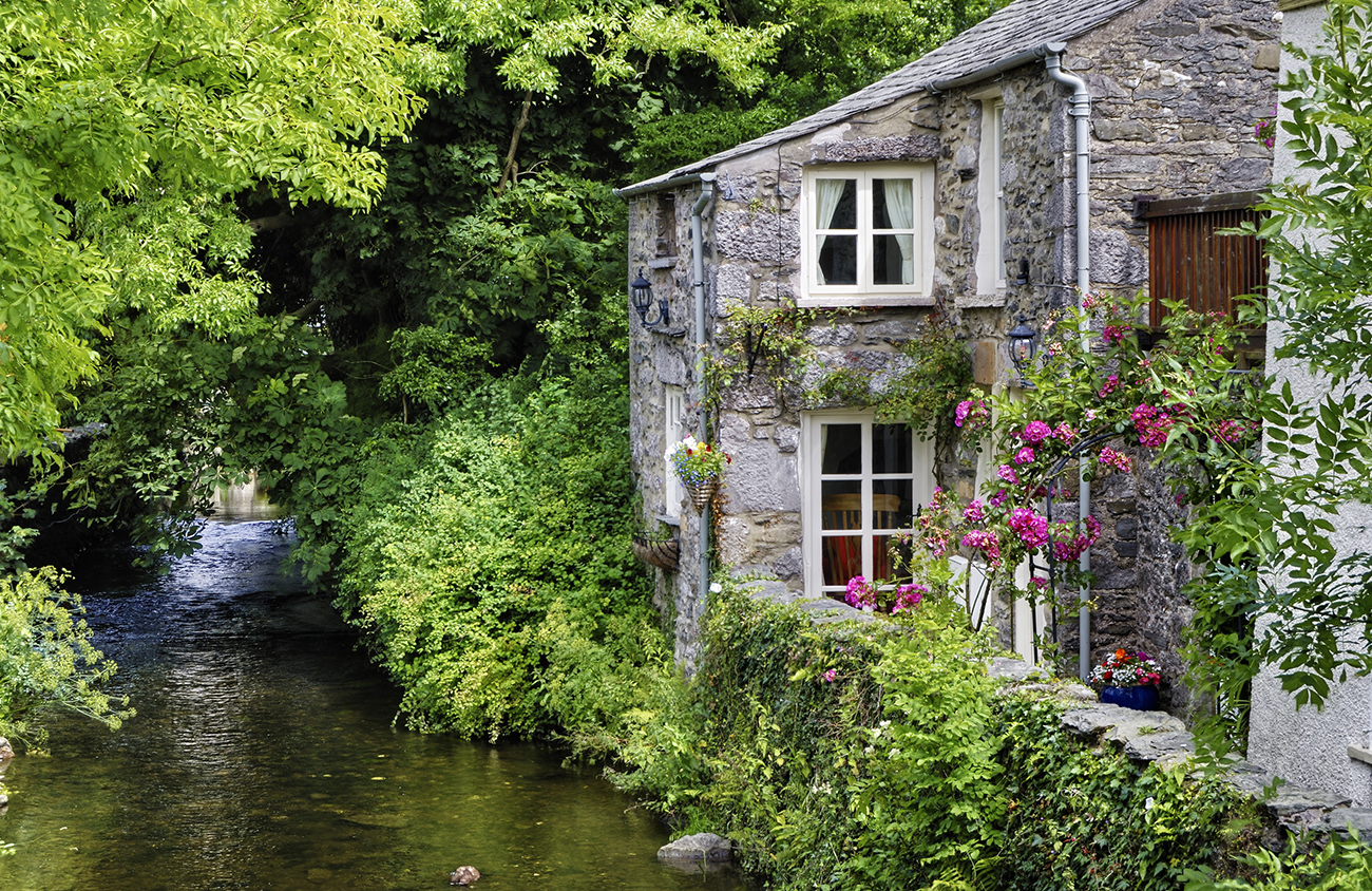 Old English Cottage On River Cottage Style Decorating