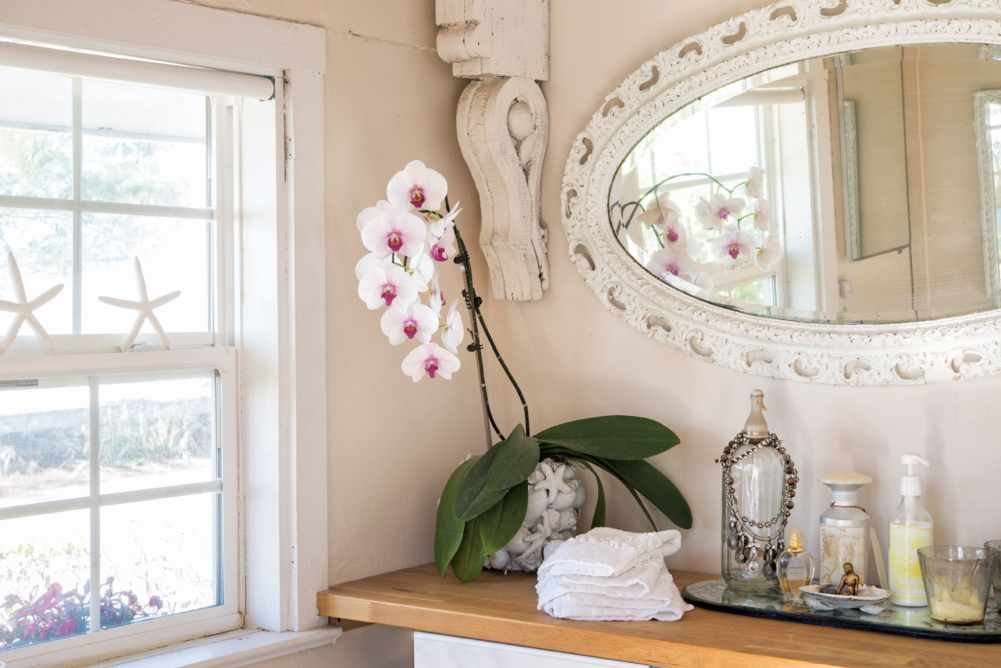 Susie uses delicate starfish to pay homage to the water just outside the bungalow’s windows. 