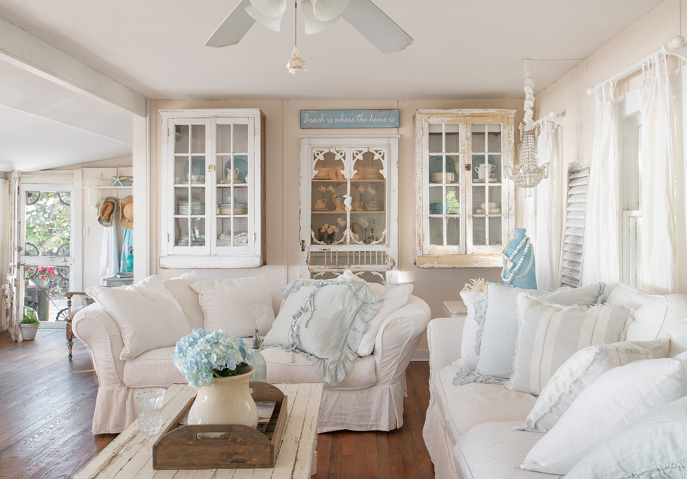 House Tour A Romantic Beach Bungalow Cottage Style Decorating