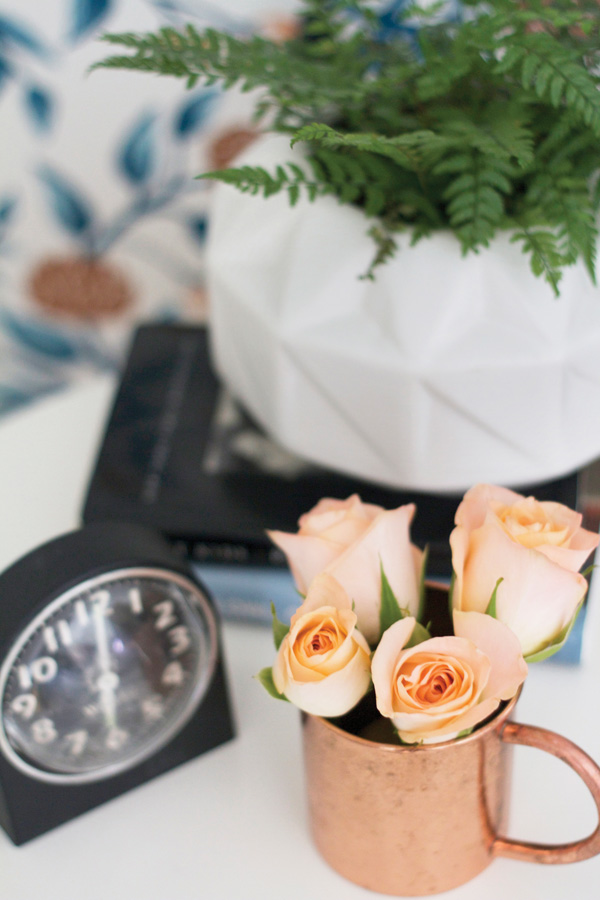 Black and white hues allow for extra color. A pop of peach colored roses acts as a focal point.