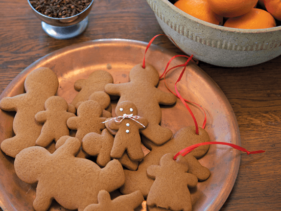 Freshly baked gingerbread cookies along with oranges embellished with cloves make for delightful gifts that are pretty to look at, smell and eat.