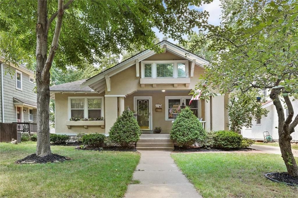 Pretty cream colored cottage in Kansas City