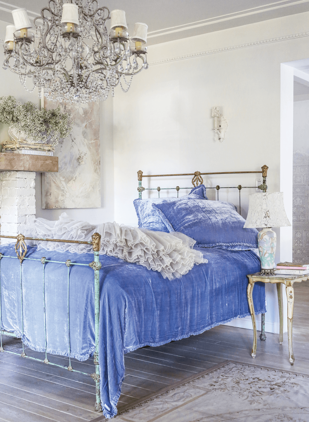 Shabby Chic bedroom decor with velvet bedding
