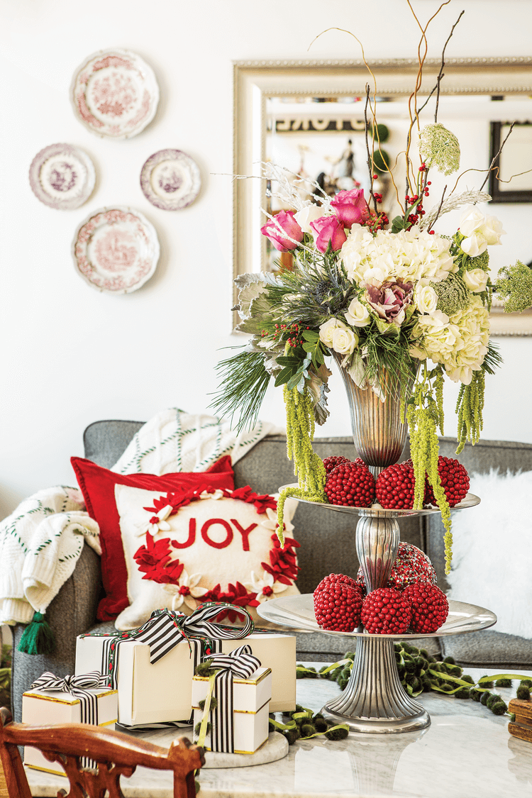 RED AND WHITE are a couple of Janice’s favorite colors. Pops of the pairing appear throughout her home during the holidays, as the combination is elegant but also very true to the season.