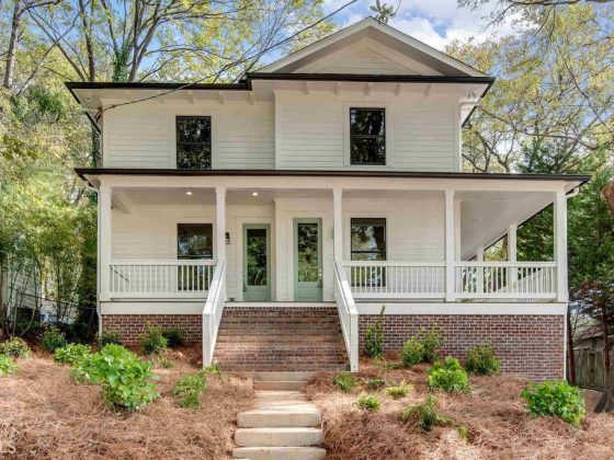 Amazing farm cottage in Atlanta has beautiful curb appeal.