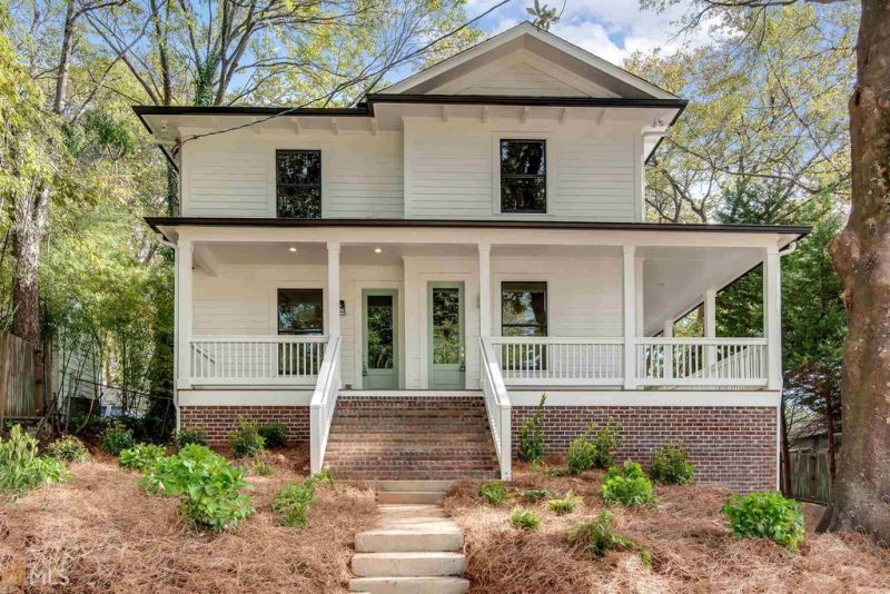 Amazing farm cottage in Atlanta has beautiful curb appeal.