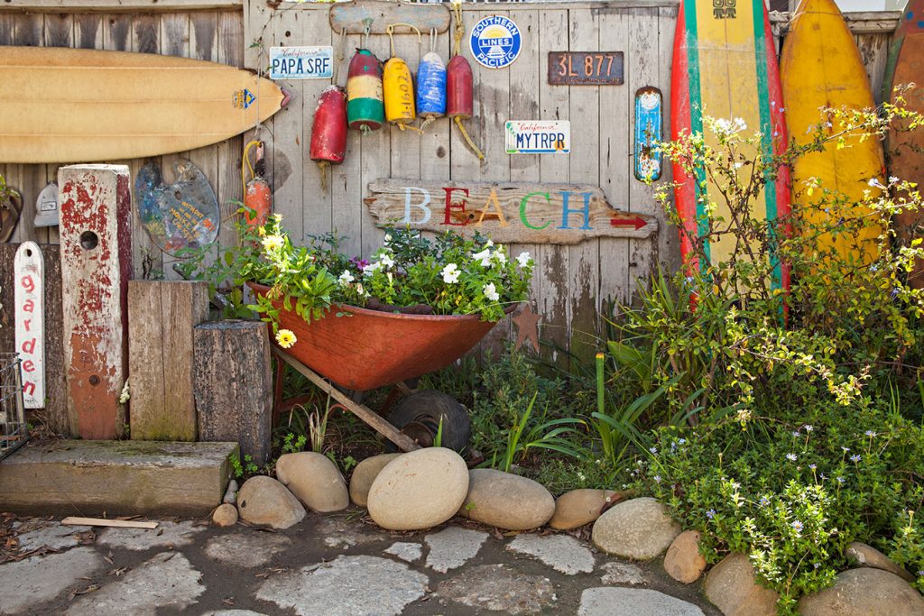 An accent wall in a cottage yard with vintage and salvage decor.