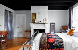 paint color ideas for a cottage bedroom with black ceilings