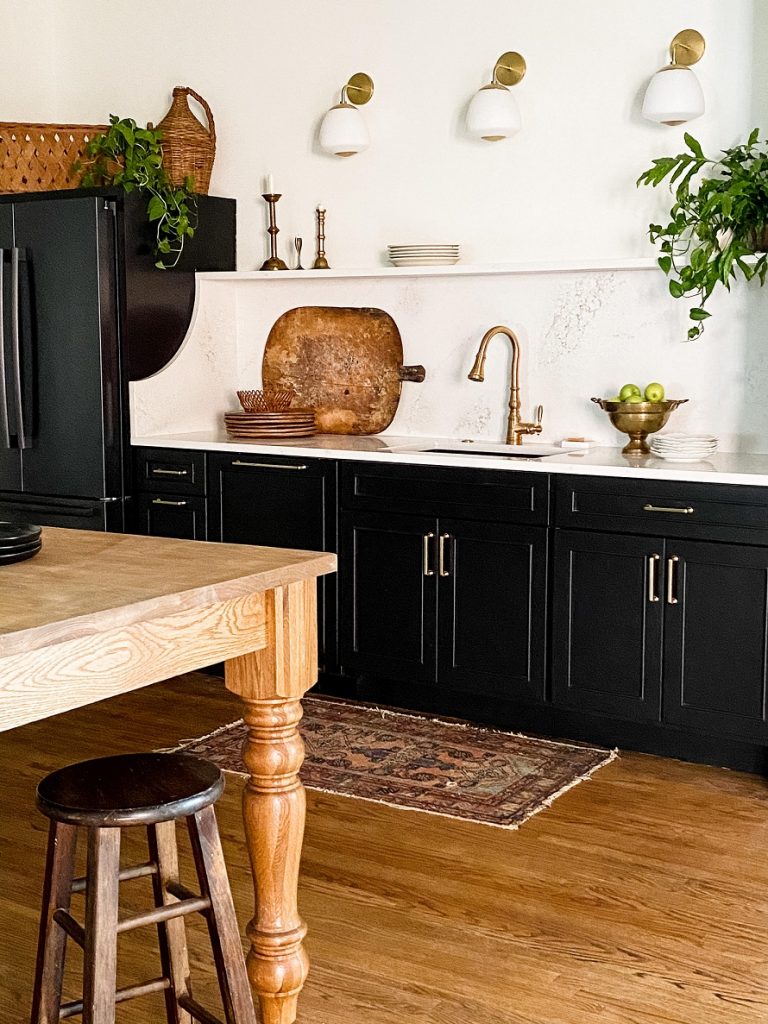 You can’t go wrong with a traditional black-and-white pairing. This kitchen takes on a modern edge but maintains its charm. 