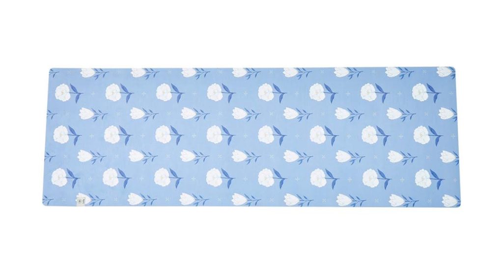 Plush mat with a blue and white hydrangea design