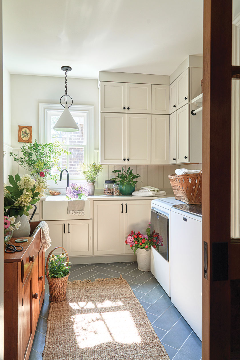 laundry room with farmhouse sink